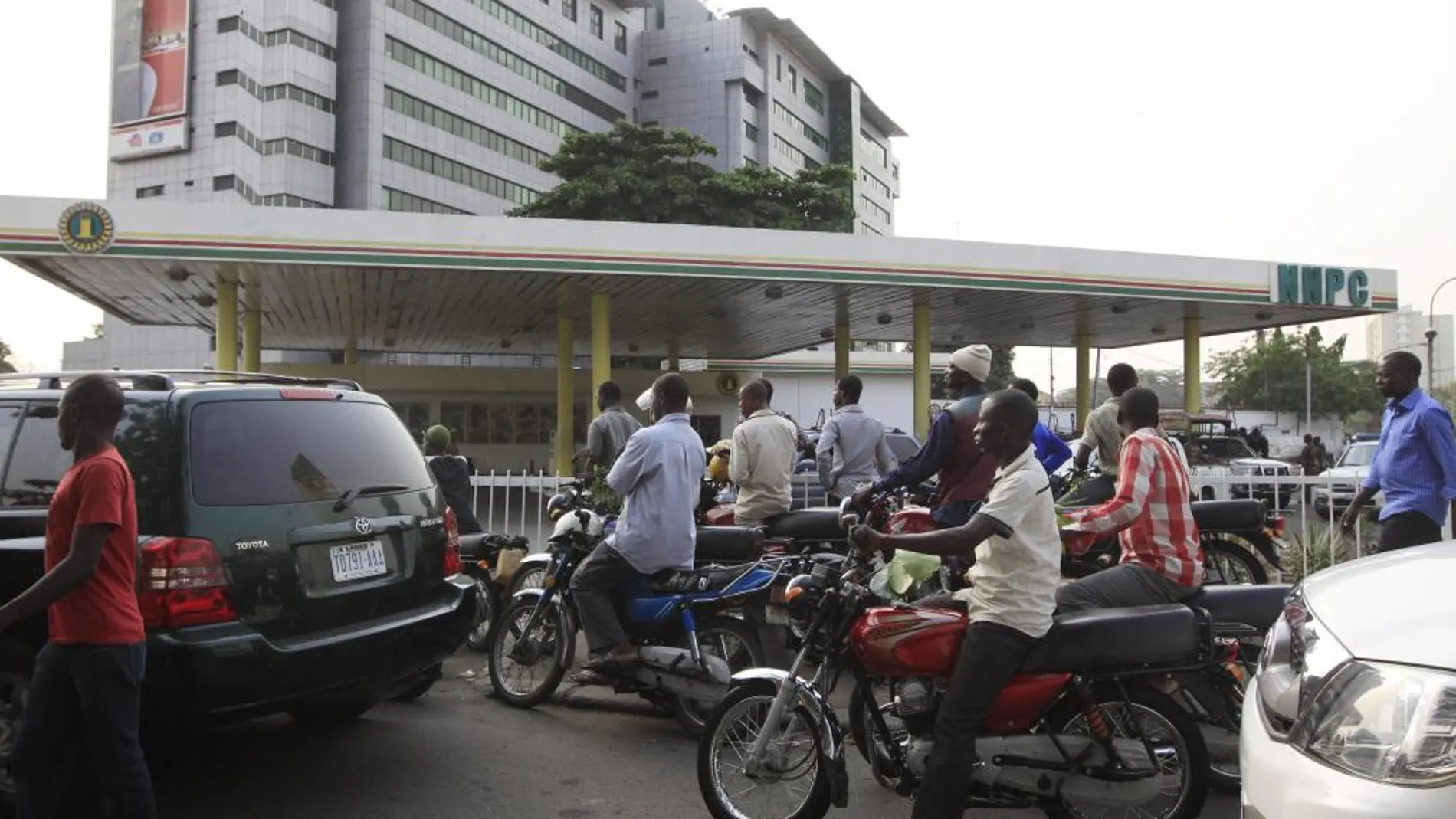 Colas para comprar gasolina en Lagos, en una imagen de archivo