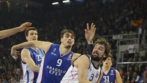 Sergio Llull controla el balón junto a Dario Saric.