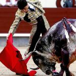 Buen muletazo con la diestra del murciano Paco Ureña al segundo toro de la tarde