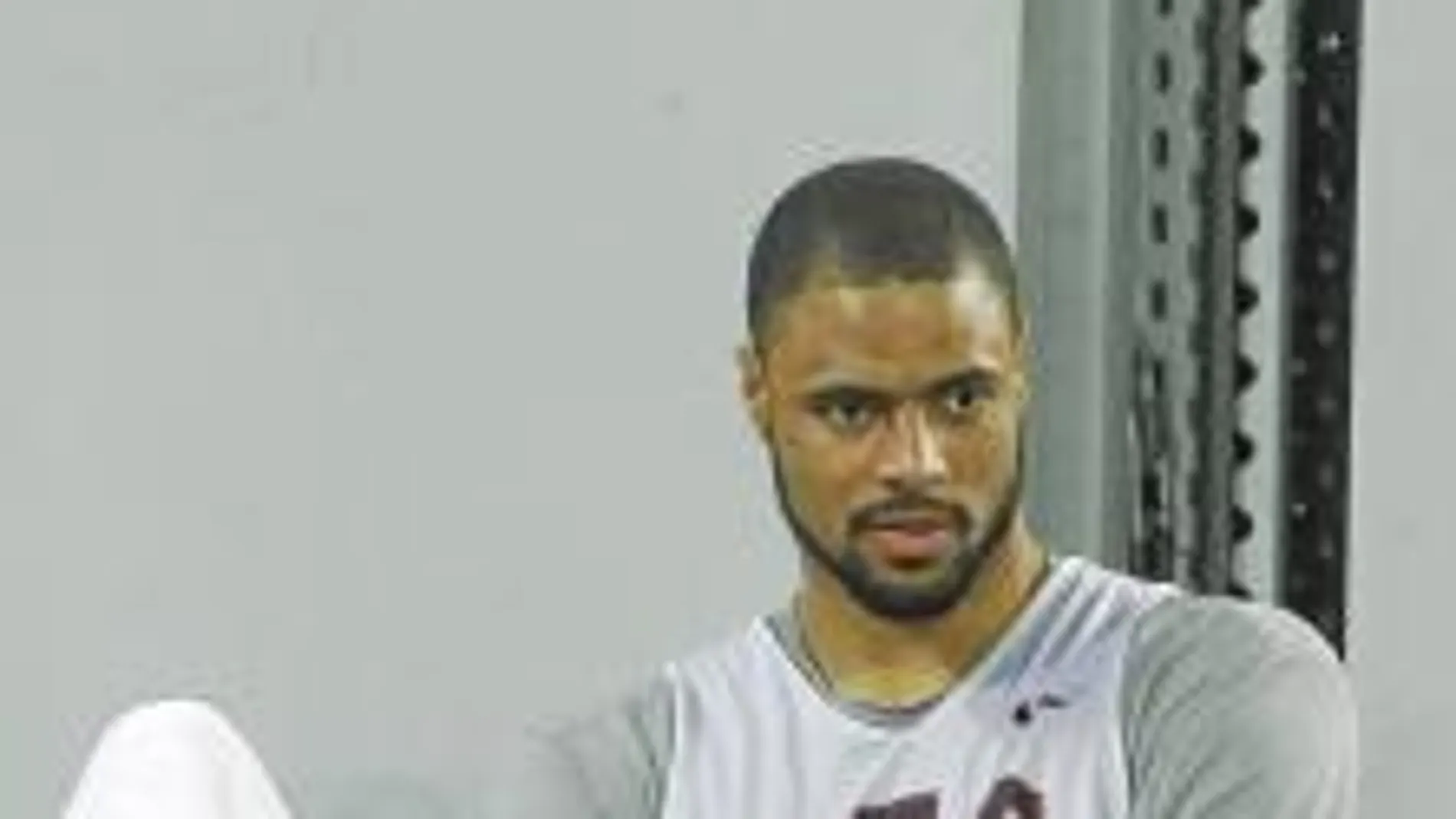 Tyson Chandler, pívot de la selección estadounidense, zambulle sus pies en un cubo con hielo al final de cada entrenamiento