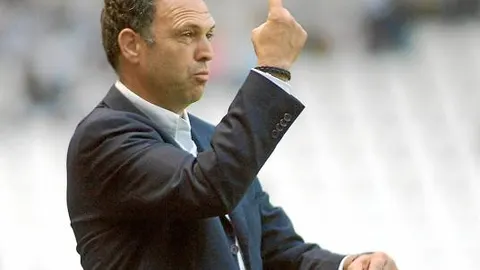 Joaquín Caparrós confía en que el calor de San Mamés ayude a su equipo a romper su mala racha liguera de resultados