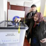 Una mujer serbo-kosovar deposita su voto en un colegio electoral de Gracanica. 12 de las 29 formaciones políticas de Kosovo son serbias