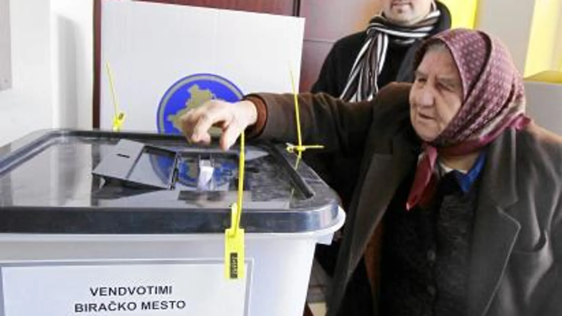 Una mujer serbo-kosovar deposita su voto en un colegio electoral de Gracanica. 12 de las 29 formaciones políticas de Kosovo son serbias