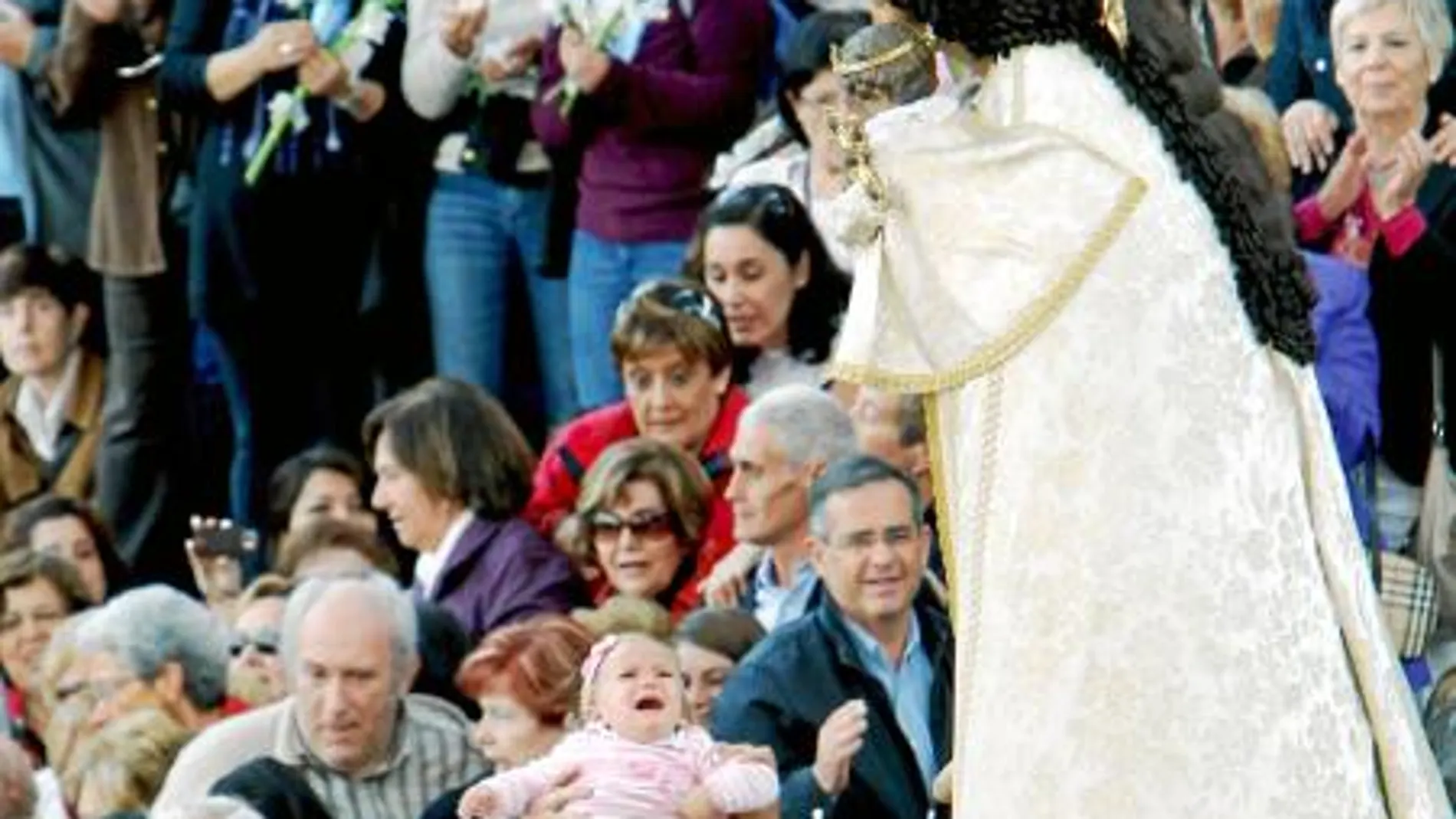 La Virgen escucha a «los que les angustia» la crisis