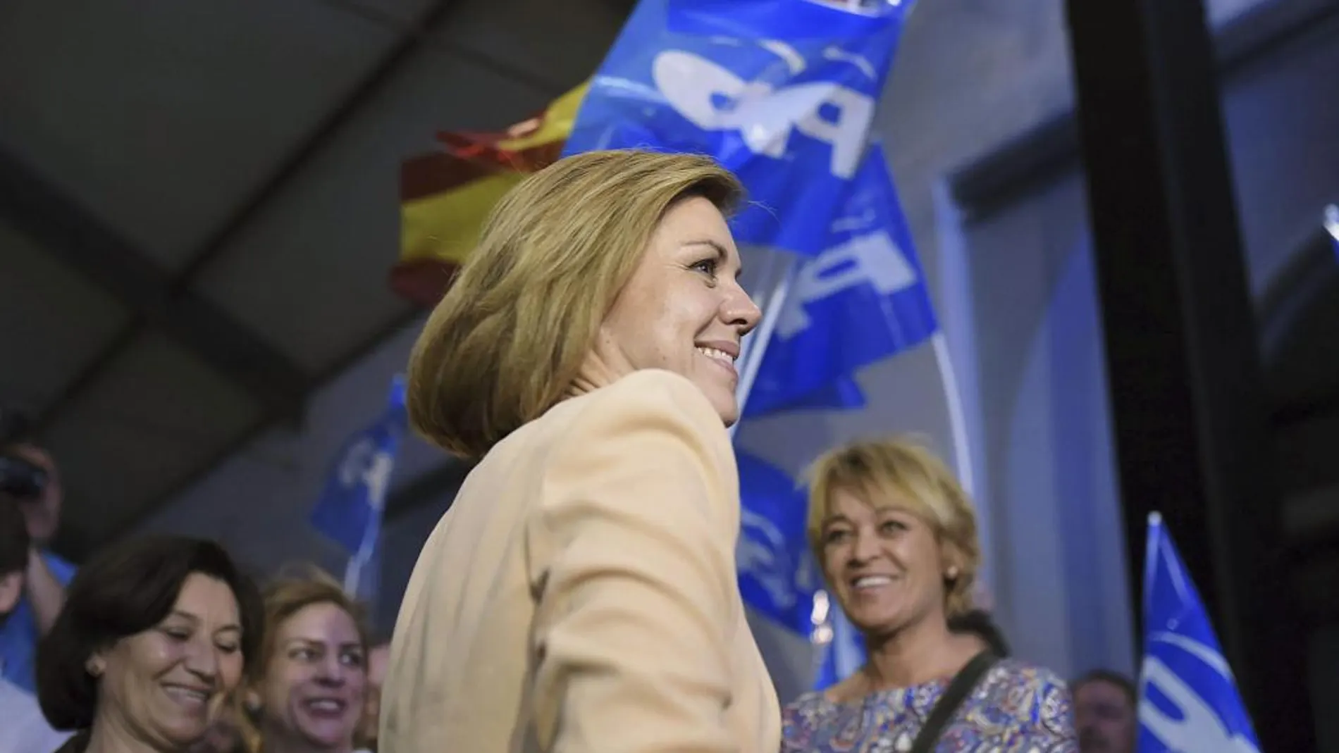 La presidenta del PP de Castilla-La Mancha y candidata a la Presidencia de la Junta, María Dolores de Cospedal, participa en el acto de pegada de carteles que abre la campaña electoral