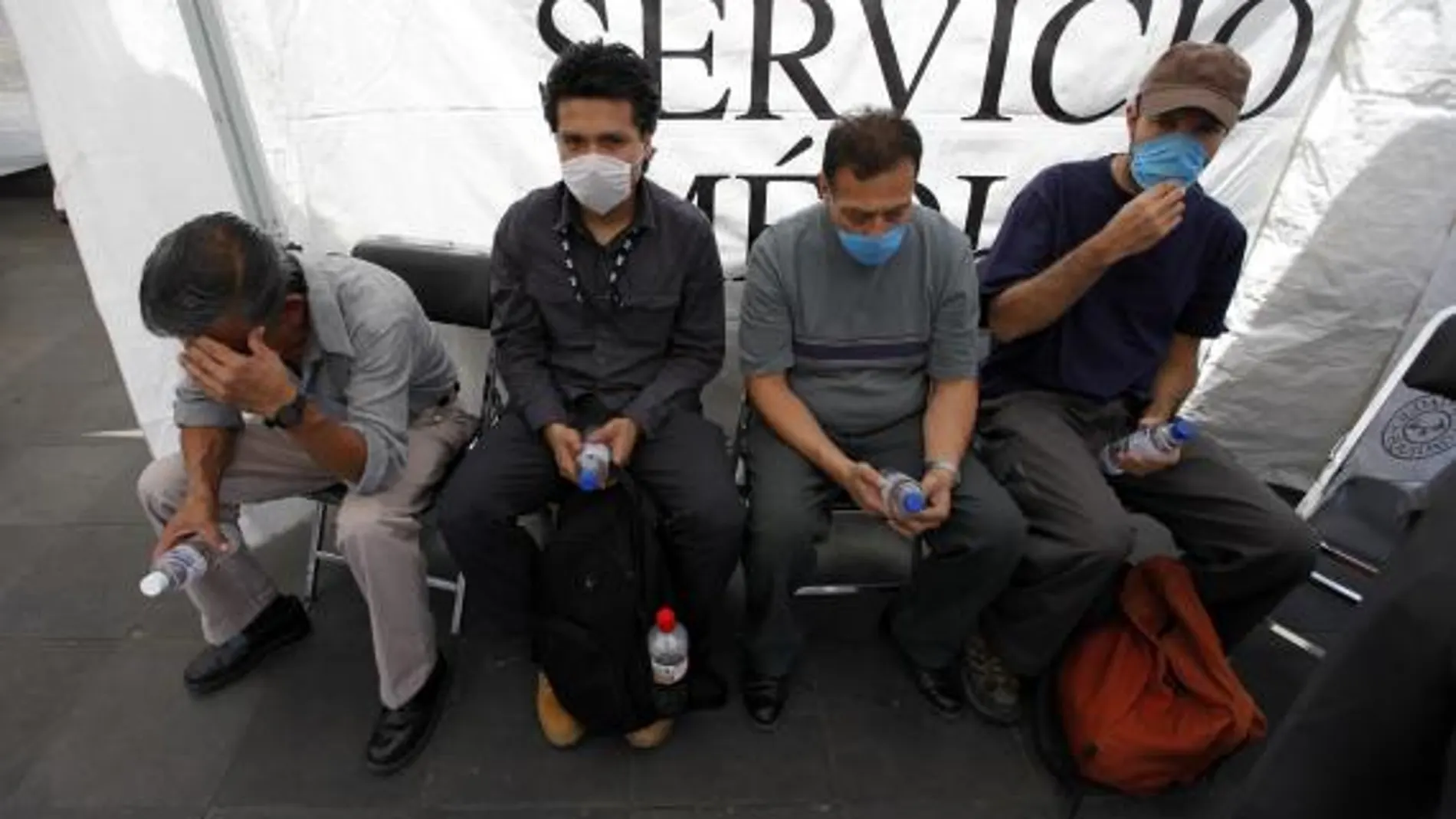 Precaución con los besos y los saludos con la mano
