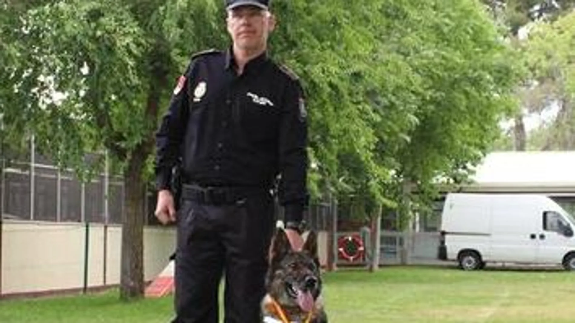 La perra «Nena» de la Policía Nacional recibe el premio al mejor can de 2014