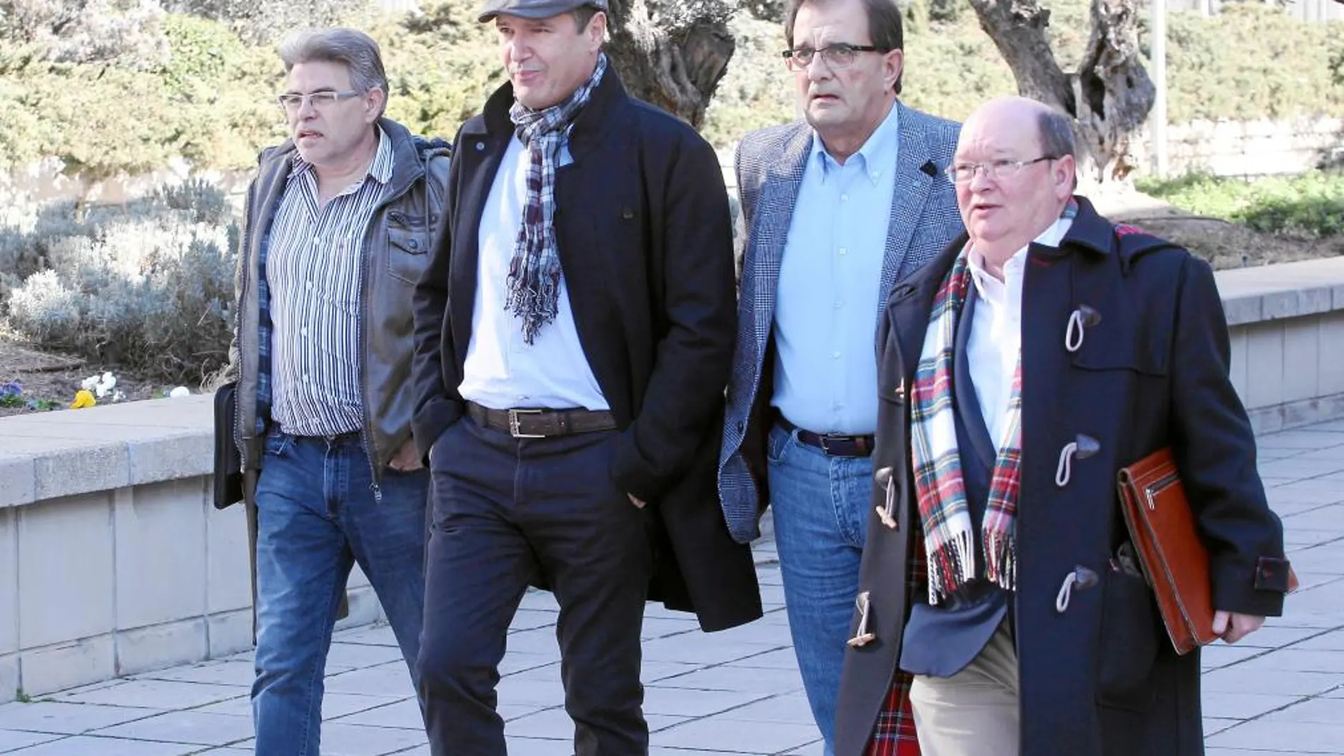 Los sindicalistas Juan Carlos Álvarez Liébana y Victor Fernández, entre otros, a la salida del Ministerio