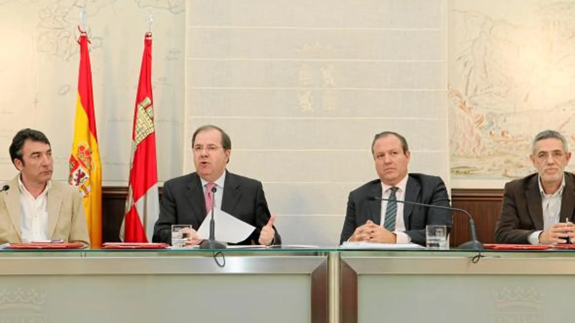 Ángel Hernández, Juan Vicente Herrera, Jesús Terciado y Agustín Prieto, durante la firma de las nuevas medidas del Diálogo Social