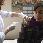 Los científicos persiguen una vacuna de la gripe «universal». En la imagen, una mujer se vacuna en Madrid
