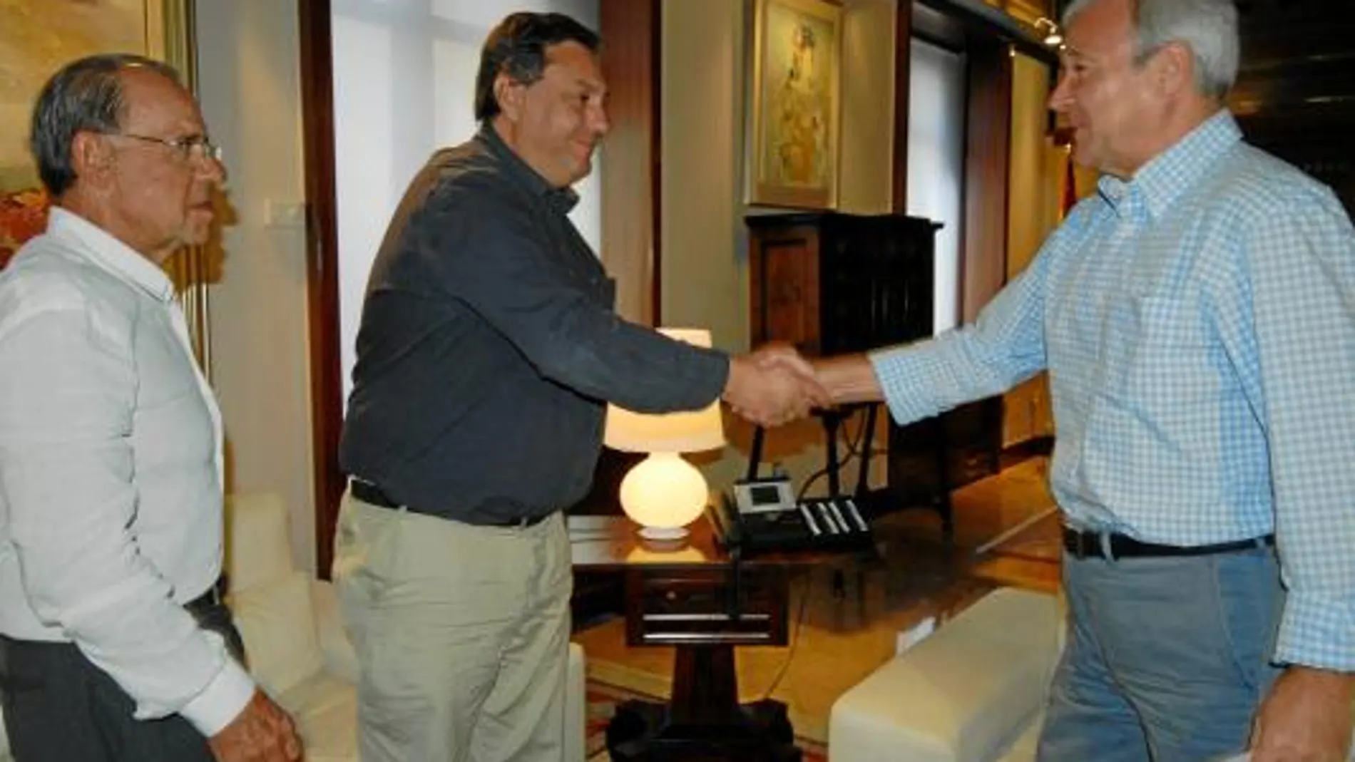 El presidente de la Comunidad, Ramón Luis Valcárcel, estrecha la mano al alcalde de Villanueva, José Luis López