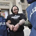 En la imagen, policías italianos trasladando a Ivan Bogdanov