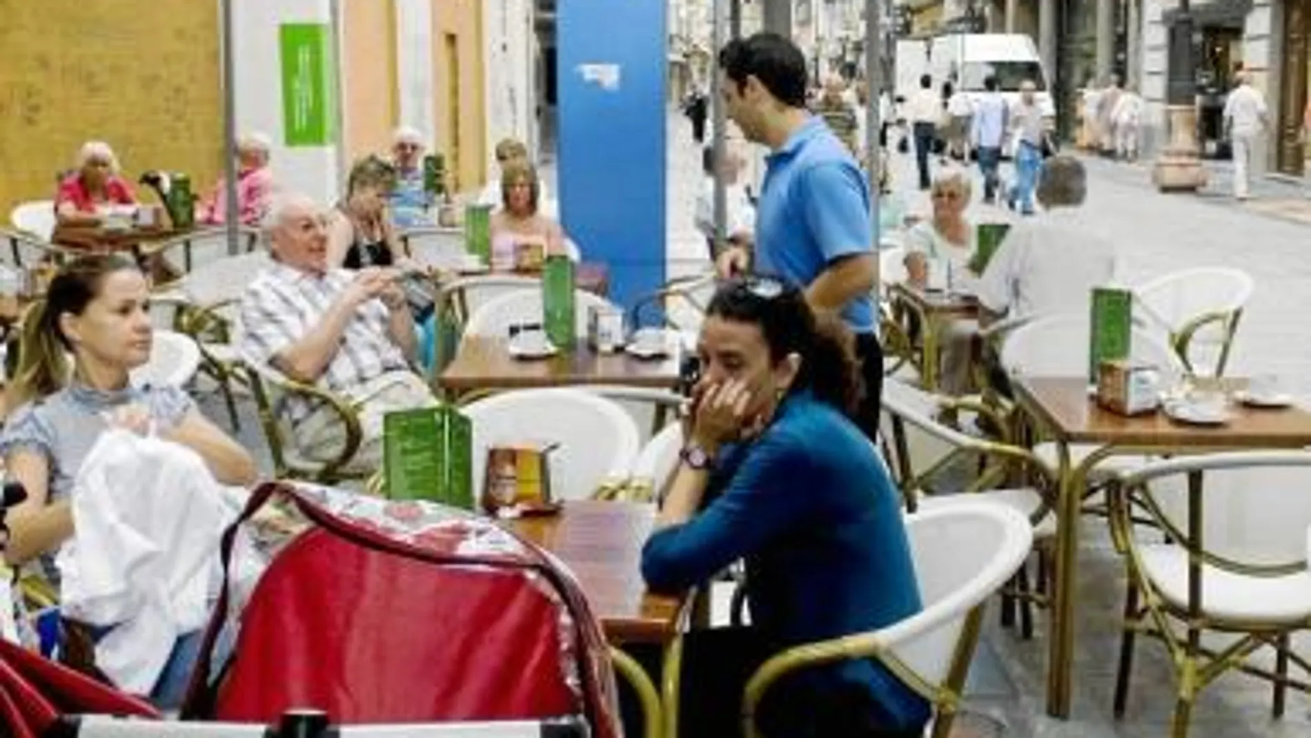 Una de las muchas terrazas de Cartagena que se llenan de turistas en verano