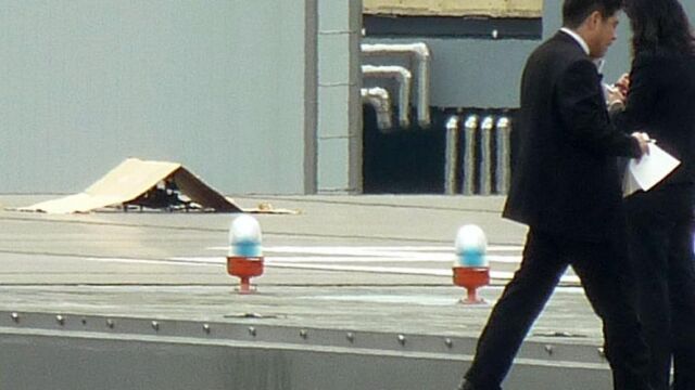 Un pequeño dron cubierto con cartón en el tejado de la residencia del primer ministro Shinzo Abe