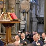 David Cameron pronuncia unas palabras ante la Familia Real británica durante la ceremonia celebrada ayer en la Abadía de Westminster con motivo del 70º aniversario del final de la Segunda Guerra Mundial