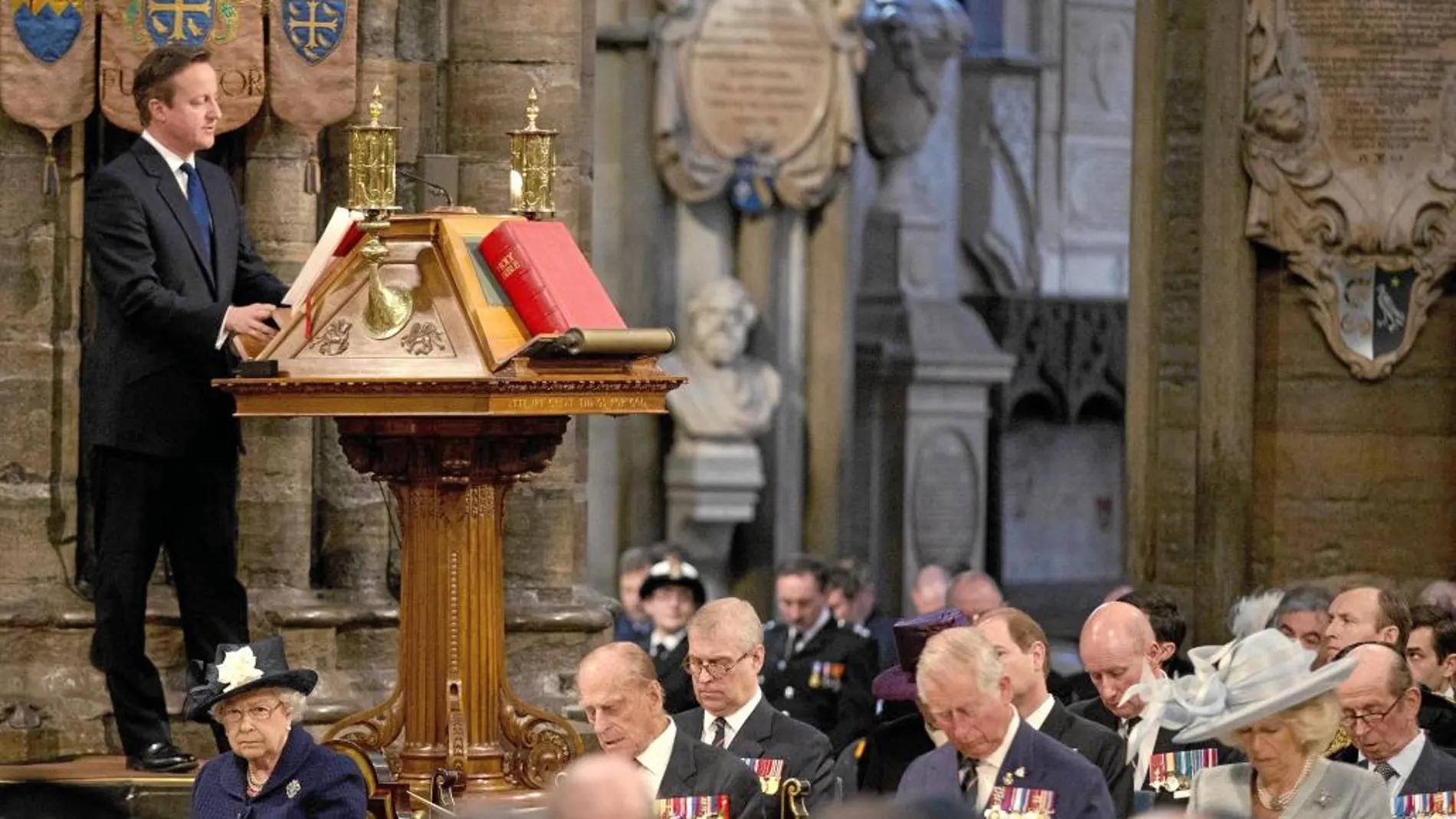David Cameron pronuncia unas palabras ante la Familia Real británica durante la ceremonia celebrada ayer en la Abadía de Westminster con motivo del 70º aniversario del final de la Segunda Guerra Mundial
