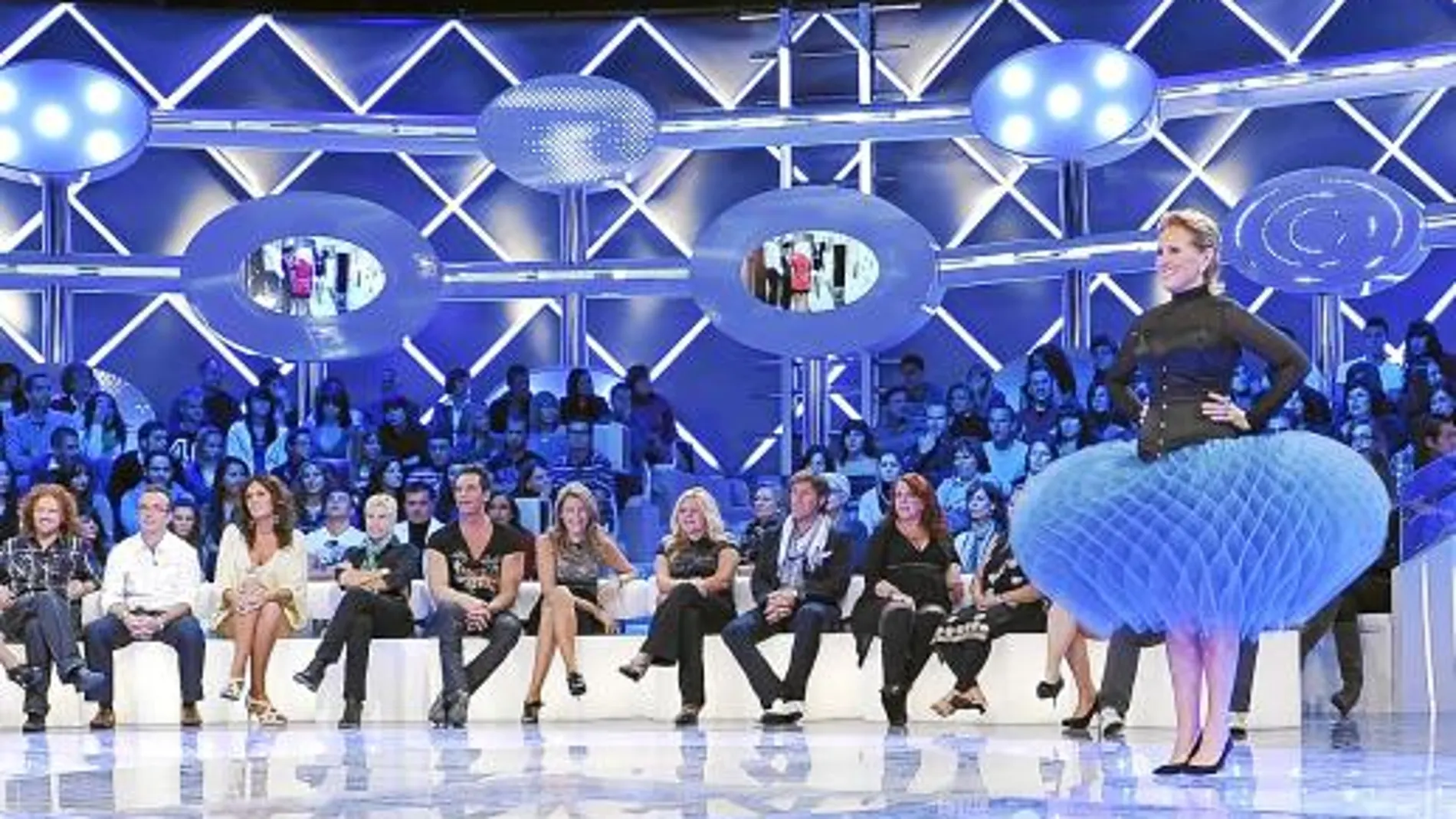 Mercedes Milá y los concursantes, en la gala que abría la nueva edición de «Gran Hermano» en Telecinco