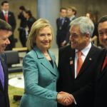 Hillary Clinton con Juan Manuel Santos, Sebastián Piñeira y Hugo Chavez en Brasilia