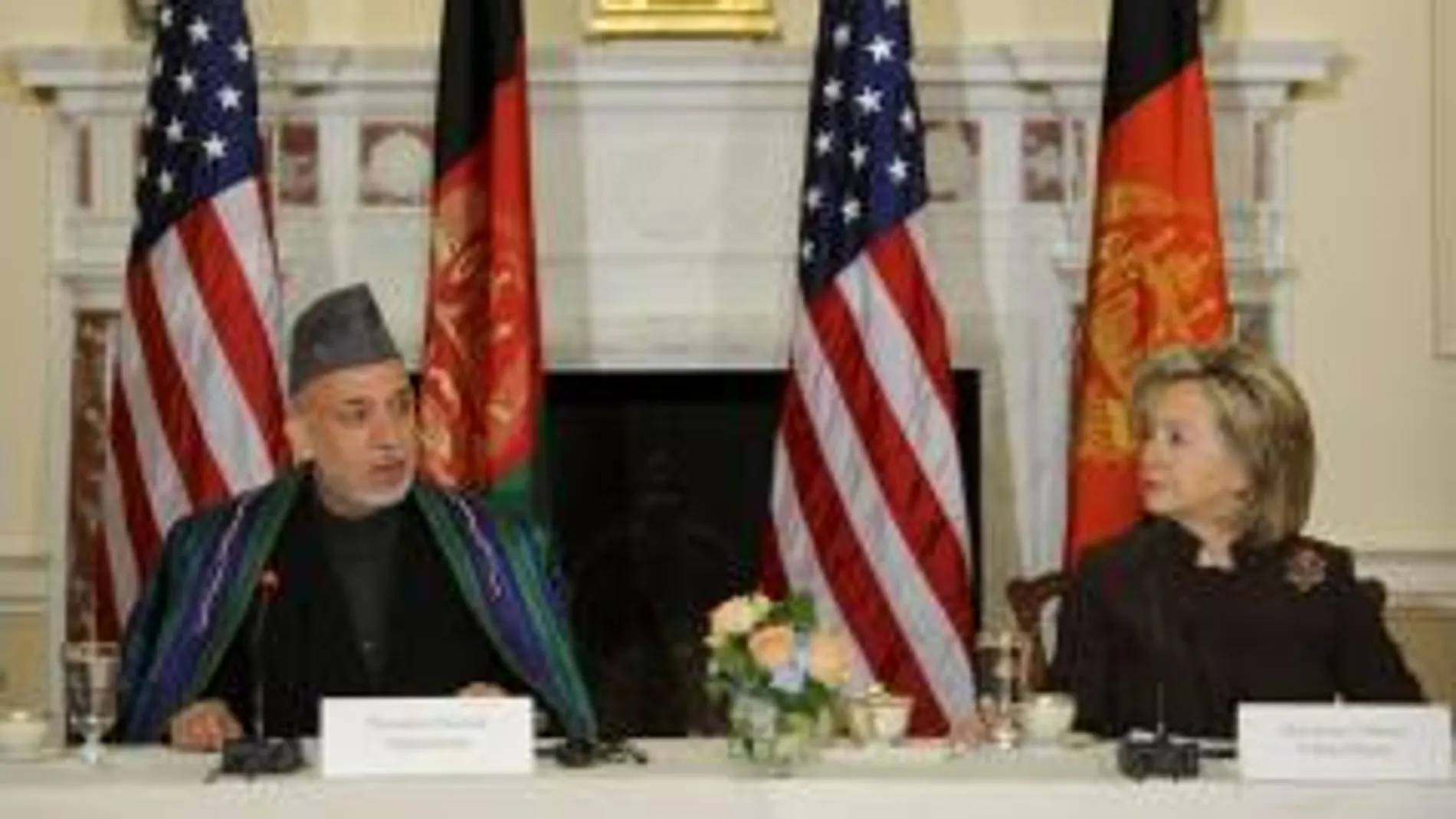 La secretaria de Estado de EE.UU., Hillary Clinton (d) y el presidente afgano, Hamid Karzai (i), charlan durante la sesión de apertura del diálogo que los dos países van a mantener