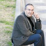 El diputado del PSC Joan Ferran vuelve a criticar a sectores de su partido en su última obra, «El quadrienni dels bàrbars»