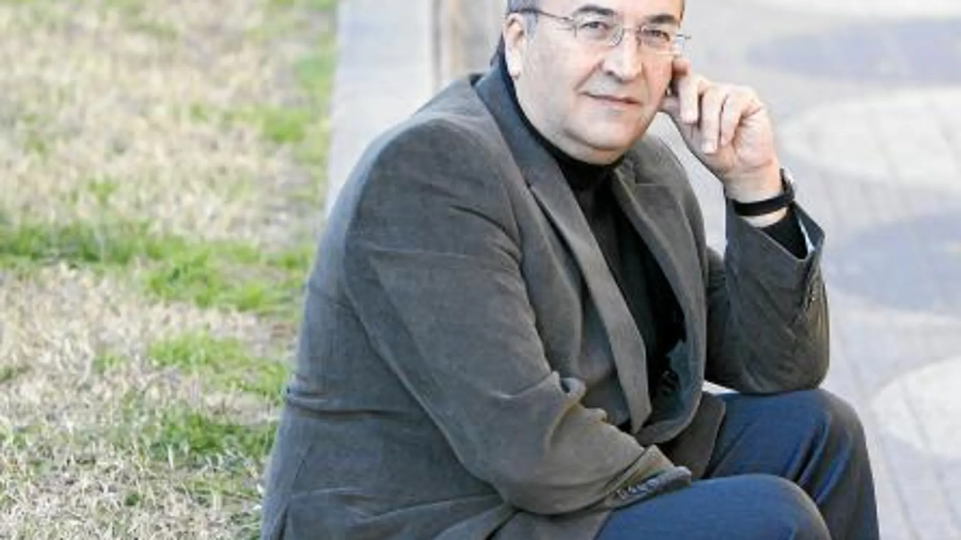 El diputado del PSC Joan Ferran vuelve a criticar a sectores de su partido en su última obra, «El quadrienni dels bàrbars»