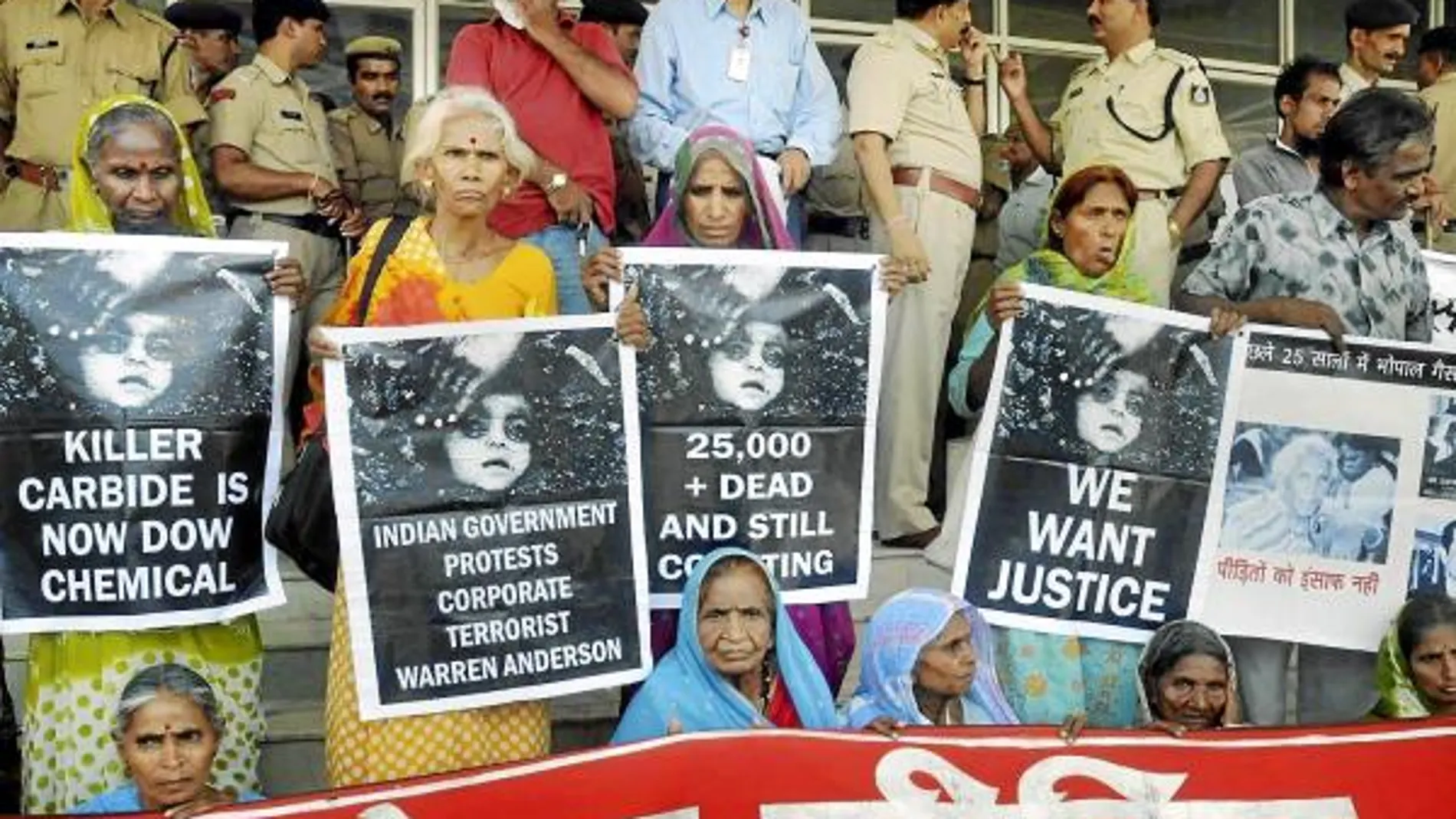 Supervivientes de la tragedia muestran pancartas exigiendo justicia en las puertas del juzgado, en Bhopal, India