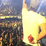  Enrique Iglesias herido en concierto por un dron