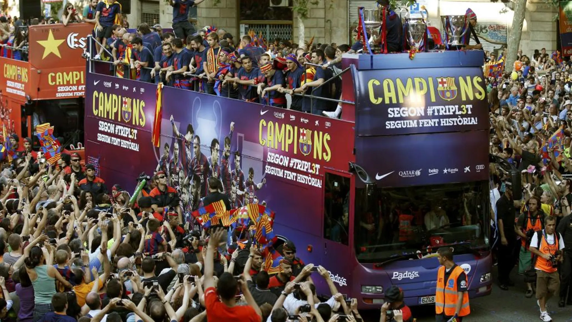 Los campeones de Europa ofrecen su quinta Copa de Europa a la afición con una rúa por las calles de Barcelona