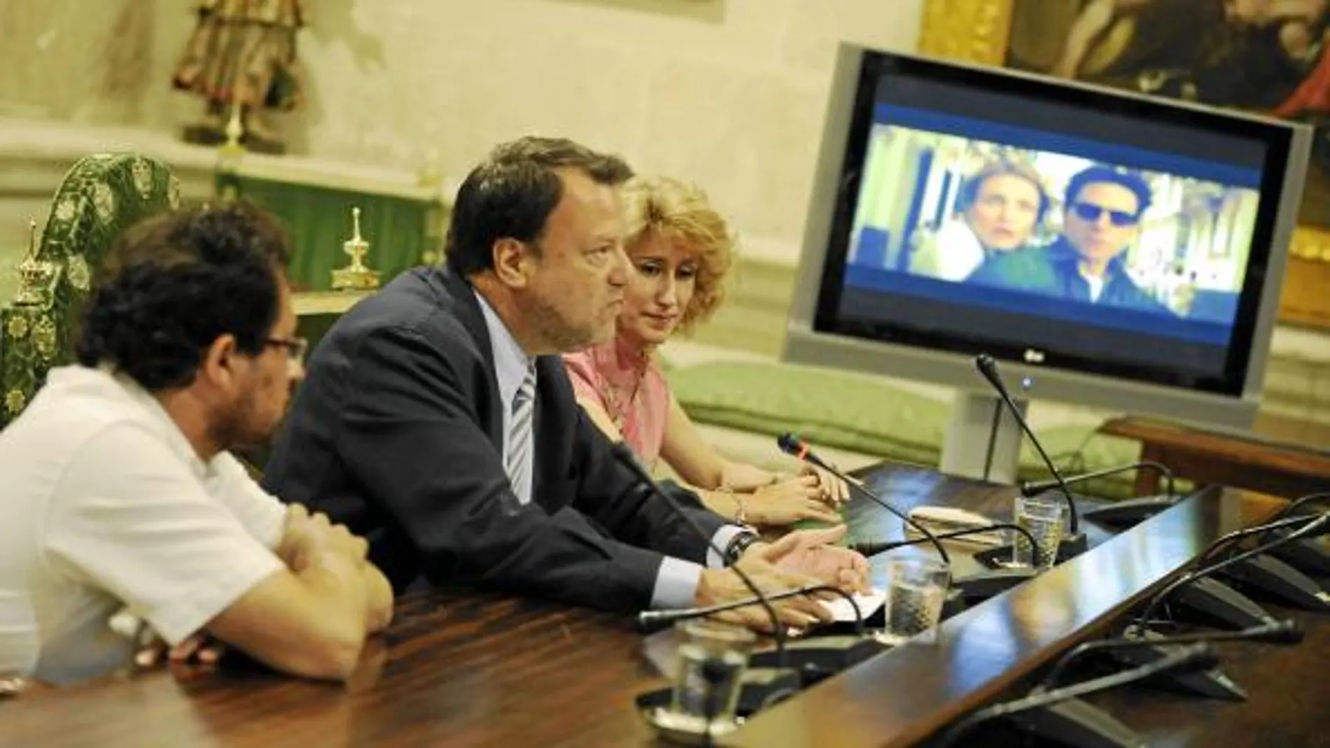 El alcalde, junto a Maribel Montaño y José Luis Escolar; de fondo, imágenes de la película
