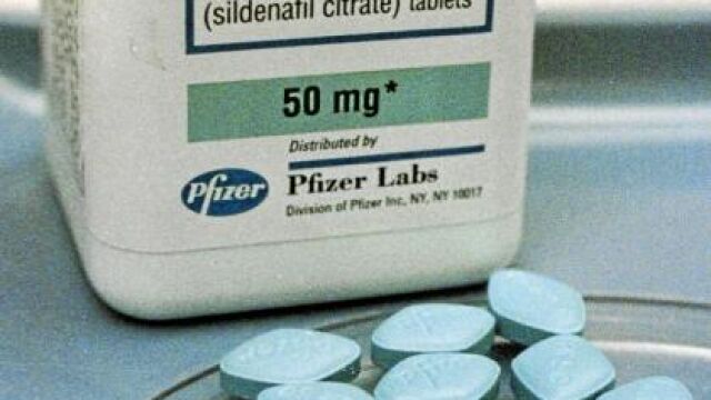 El sorprendente regalo de pastillas de viagra para los diputados bolivianos por el día del padre ha desatado una tormenta política