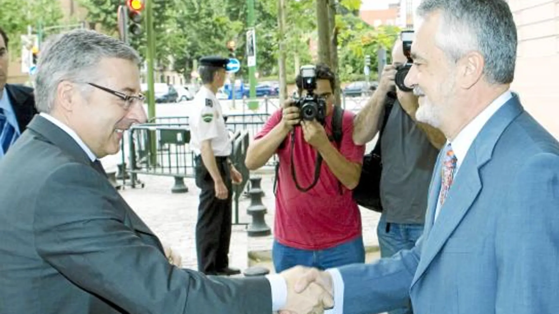 Blanco promete el AVE en Galicia y «trenes de segunda» en Andalucía