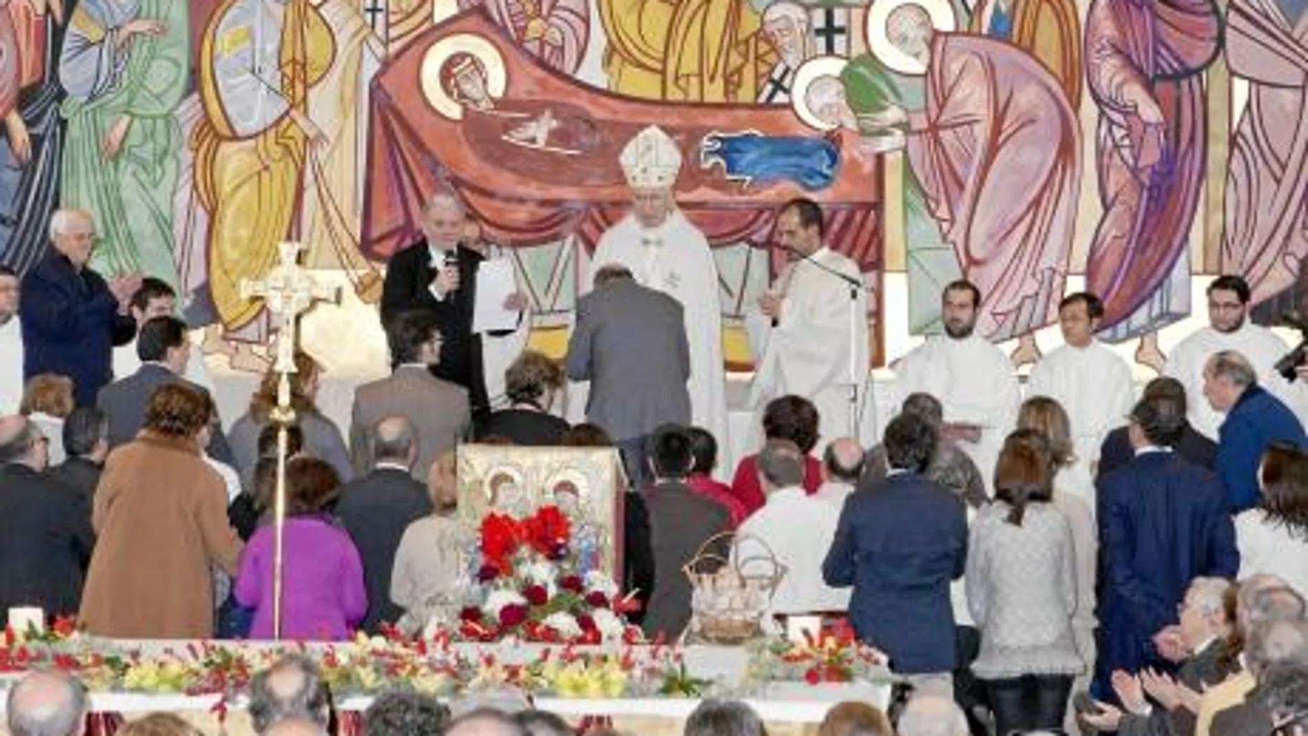 El cardenal arzobispo de Madrid, Rouco Varela, regaló la cruz misionera a las comunidades durante el envío