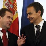 España asegura la llegada de petróleo y gas y se abre a las empresas rusas