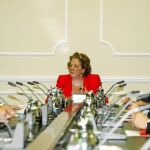 La alcaldesa, con los responsables de la firma Mercedes