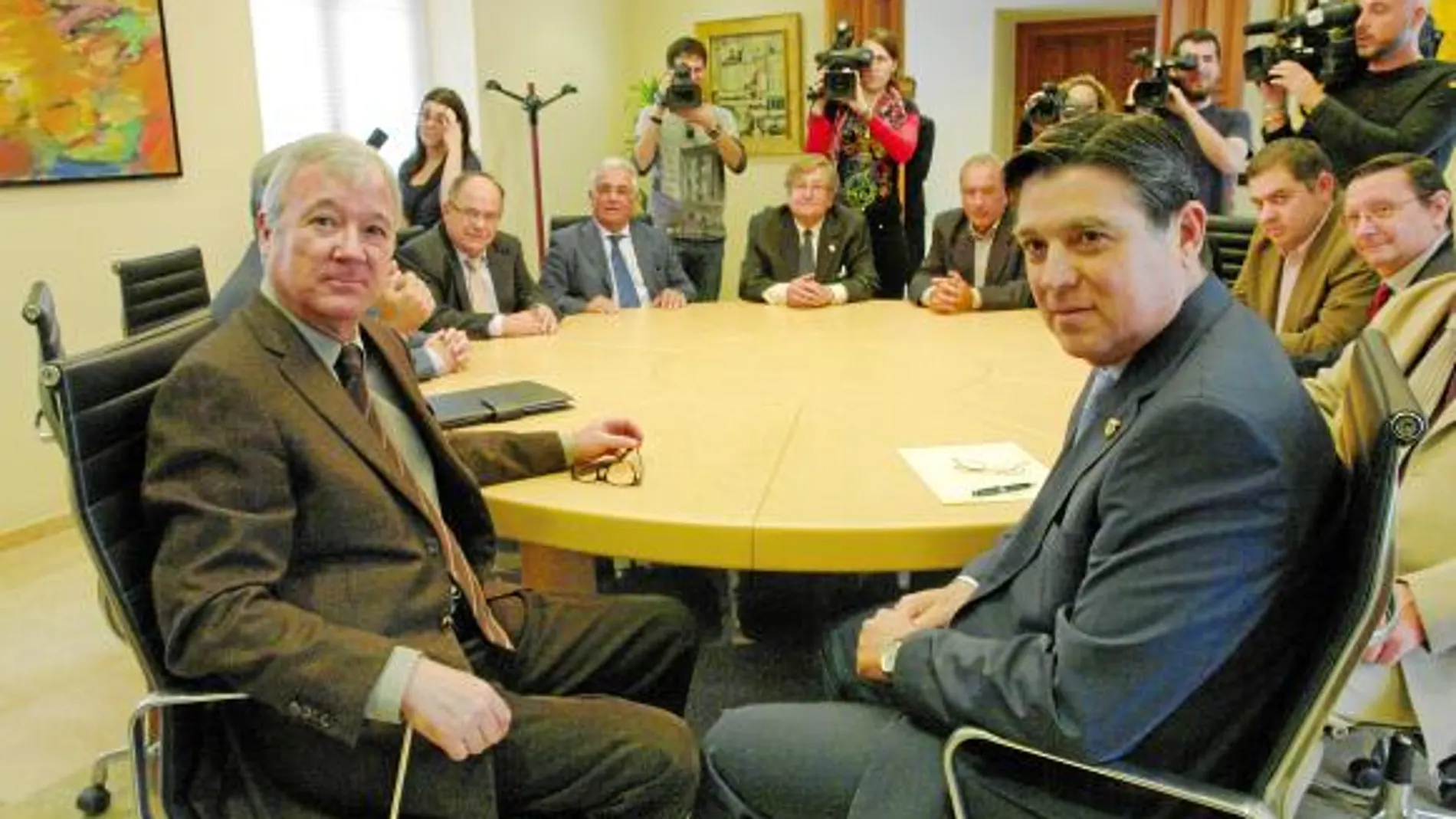 El presidente Ramón Luis Valcárcel y José Manuel Claver, en un encuentro que mantuvieron antes del verano