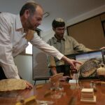 El historiador Oren Sapir y el director de la Fundación Ciudad de David,Yehuda Mali, muestran algunas de las piezas encontradas