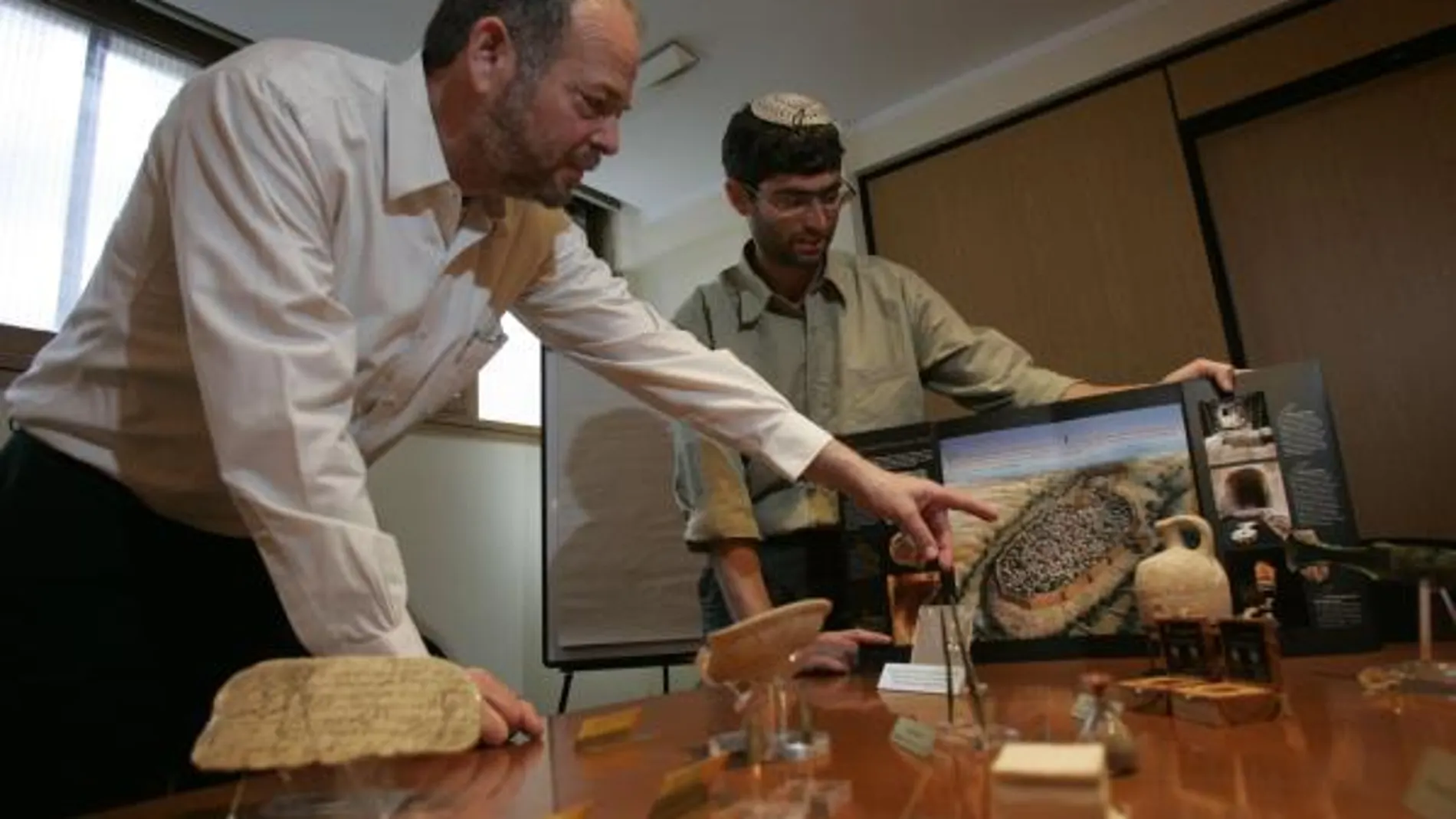 El historiador Oren Sapir y el director de la Fundación Ciudad de David,Yehuda Mali, muestran algunas de las piezas encontradas
