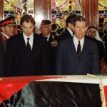 Imagen de archivo de febrero de 1999, de Tony Blair y el príncipe Carlos durante el entierro del rey Husein de Jordania