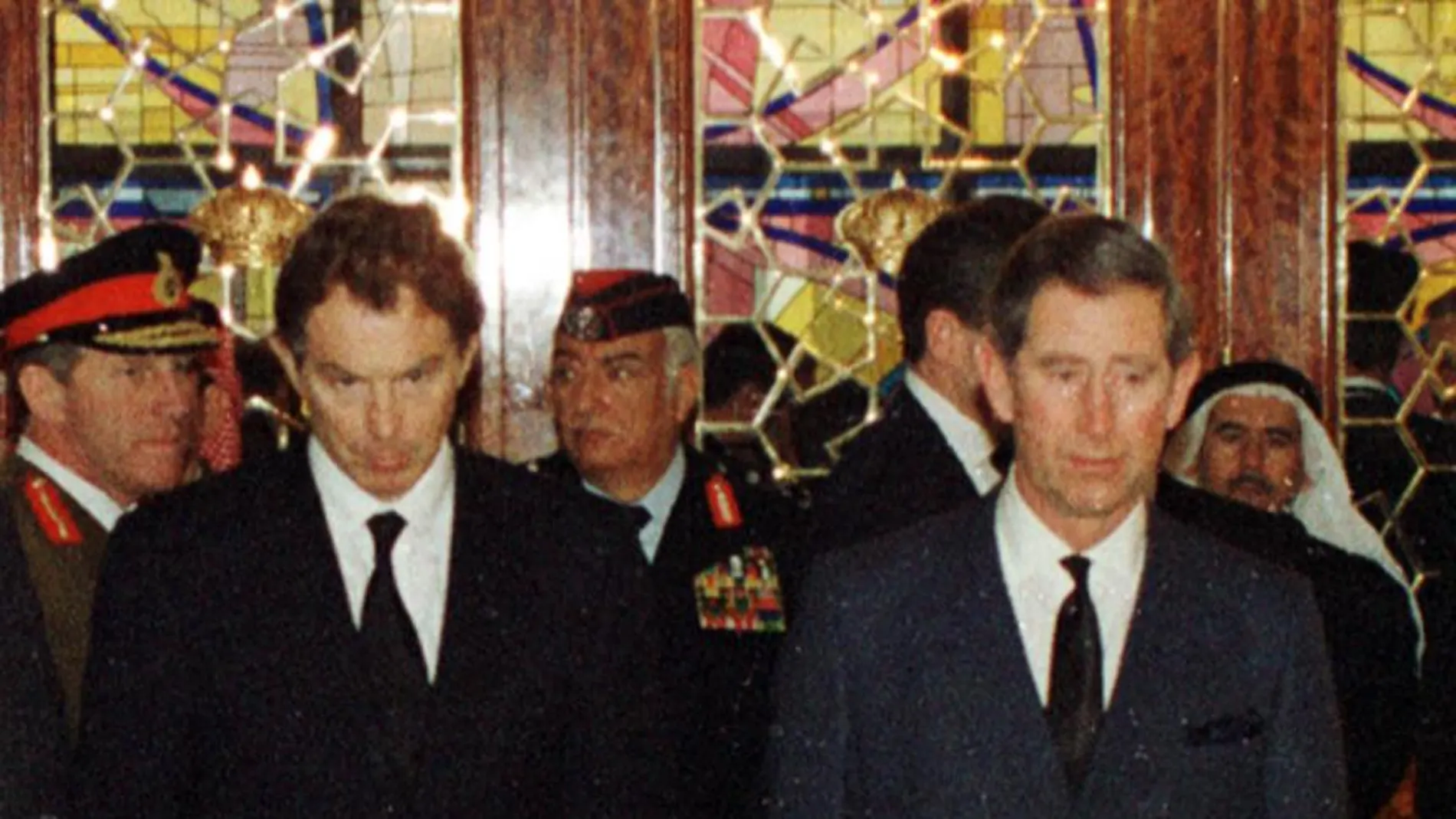 Imagen de archivo de febrero de 1999, de Tony Blair y el príncipe Carlos durante el entierro del rey Husein de Jordania