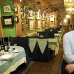 Paco Rodríguez, en el comedor del restaurante, decorado con numerosos trofeos de caza, su otra pasión
