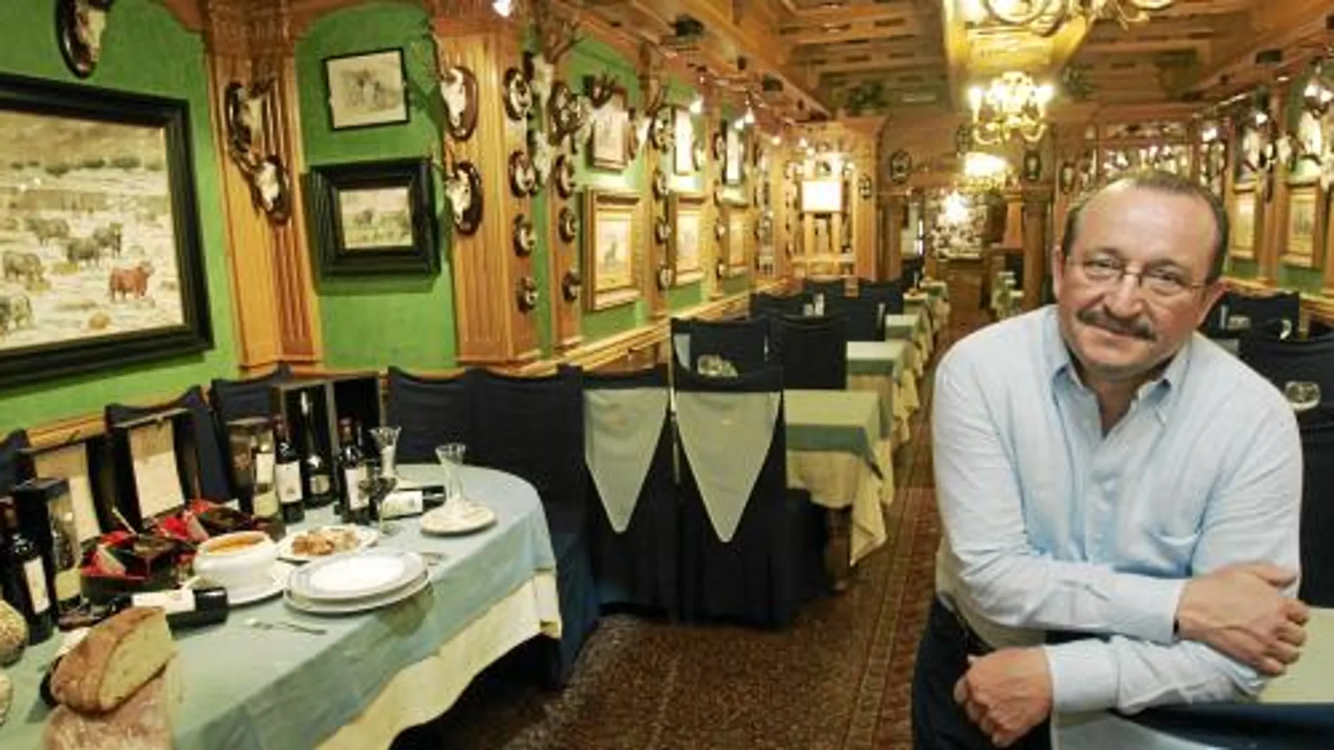 Paco Rodríguez, en el comedor del restaurante, decorado con numerosos trofeos de caza, su otra pasión