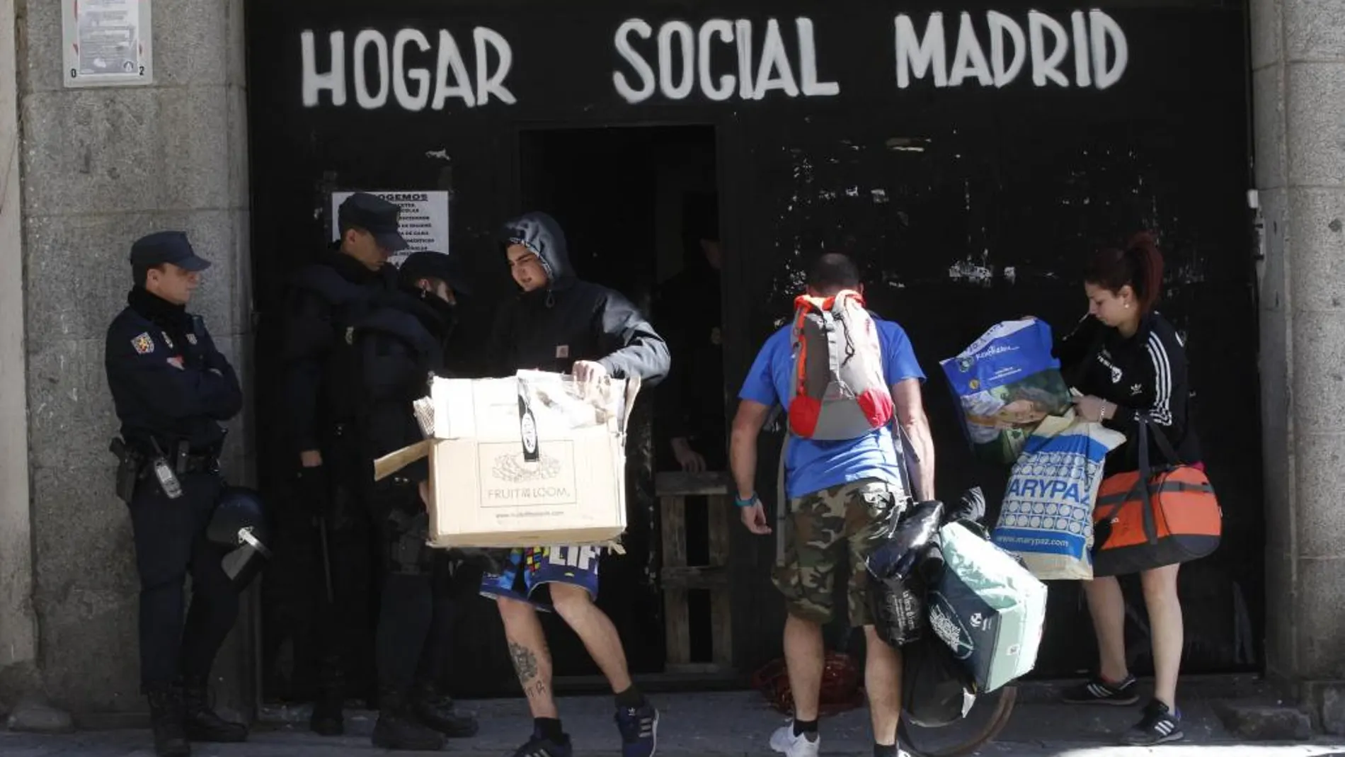 Agentes antidistiburbios ante las antiguas dependencias del Ministerio de Trabajo, el número 41 de la calle de Bretón de los Herreros de Madrid