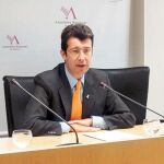 Ruiz reclama a Zapatero que afronte «de una vez por todas» el desempleo