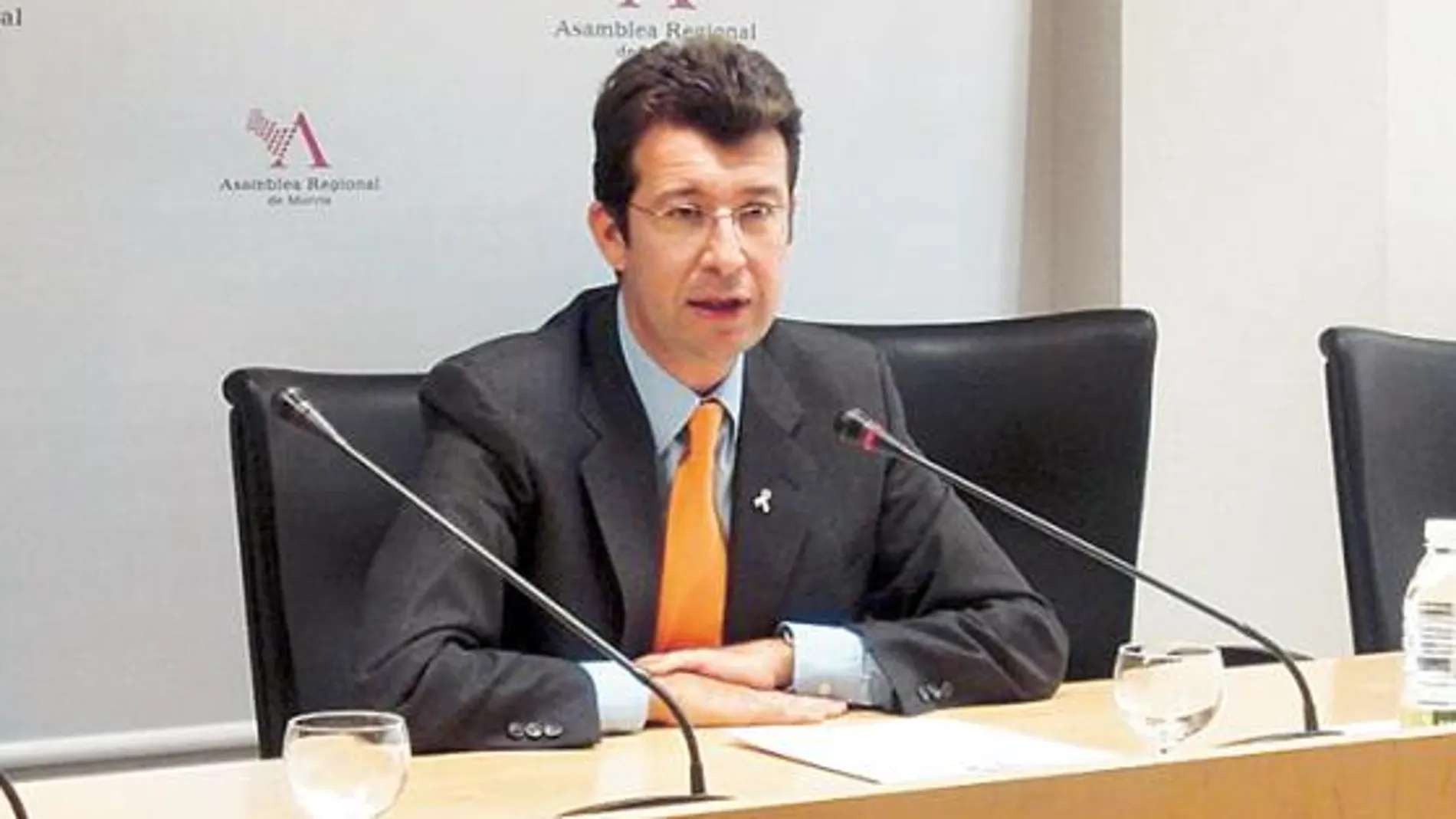 Ruiz reclama a Zapatero que afronte «de una vez por todas» el desempleo