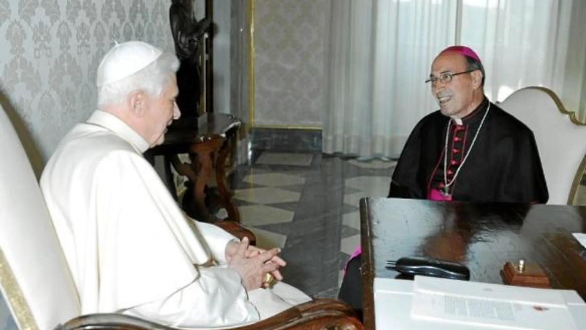 El arzobispo Velasio de Paolis, delegado para la Legión de Cristo, en un encuentro con el Papa Benedicto XVI