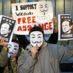 Manifestantes con caretas de Guy Fawkes piden la libertad de Assange en Londres