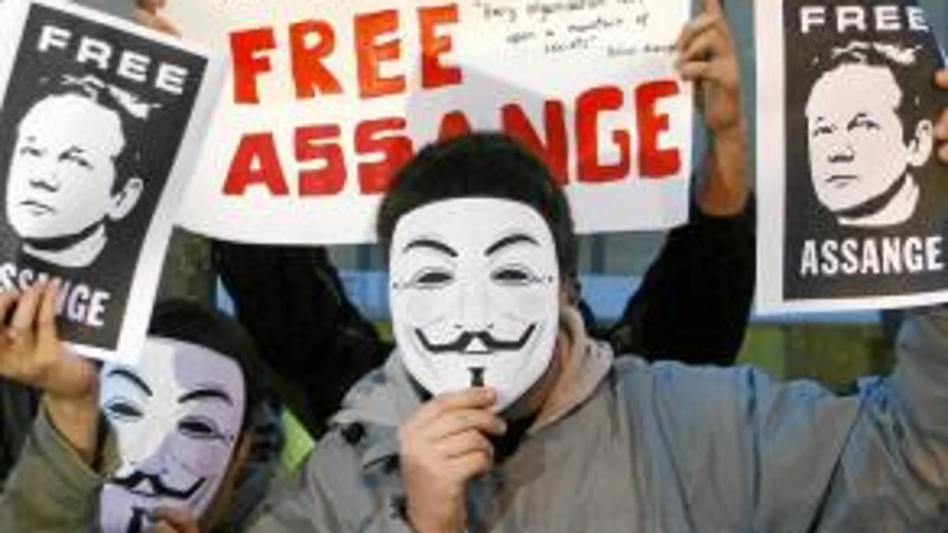 Manifestantes con caretas de Guy Fawkes piden la libertad de Assange en Londres