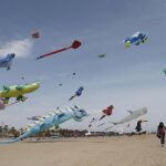 El cielo de la playa de Valencia se inunda de color con el festival de Cometas