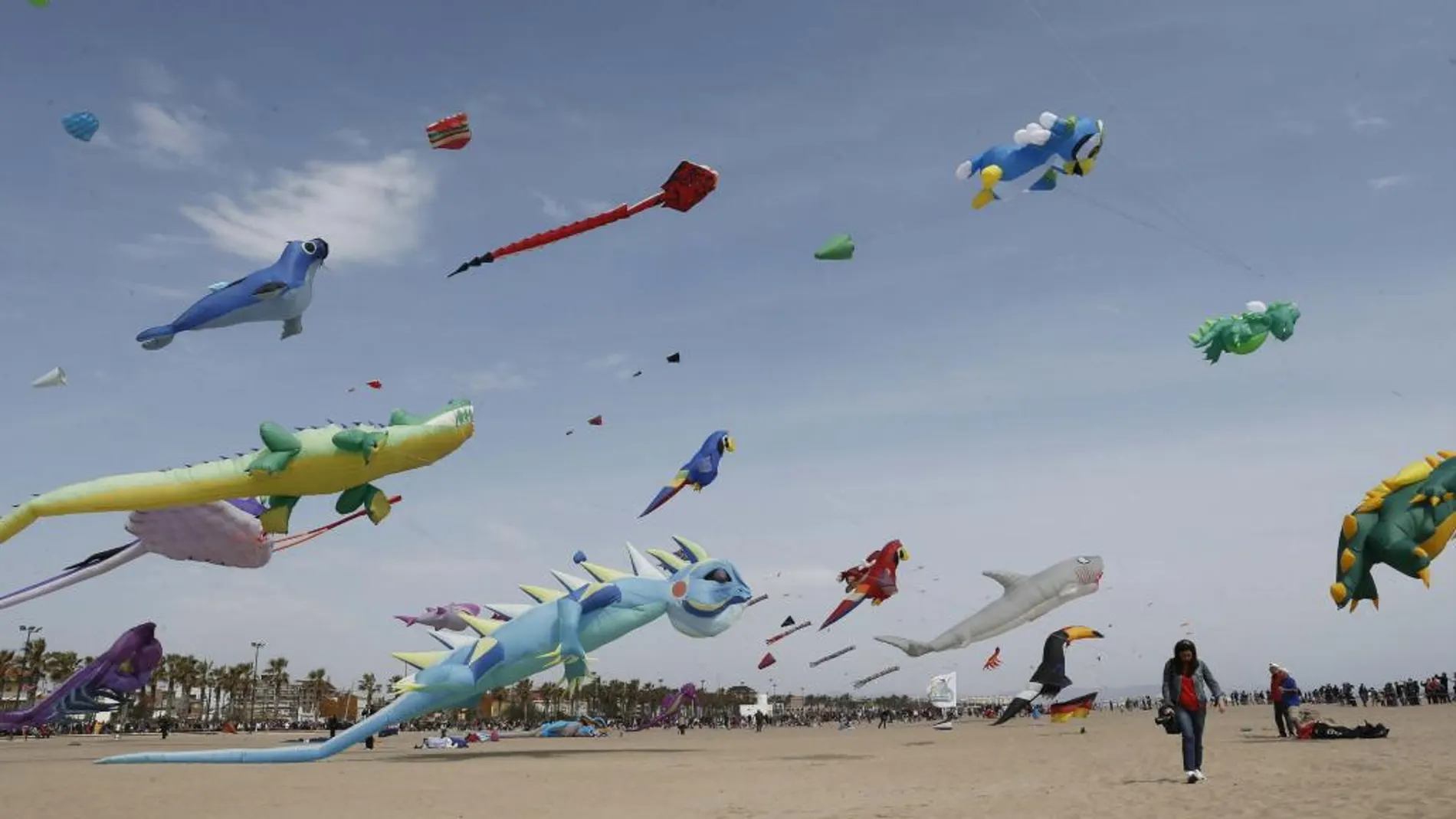 El cielo de la playa de Valencia se inunda de color con el festival de Cometas