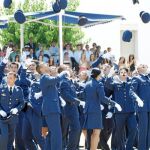 Los nuevos oficiales lanzaron, como de costumbre, sus gorras al aire después de que el Príncipe Don Felipe diera la orden de «rompan filas»